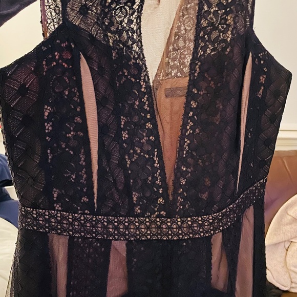 Elegant Black Lace Evening Dress - Picture 9 of 14